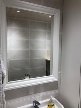 Valkoinen peili kylpyhuoneessa